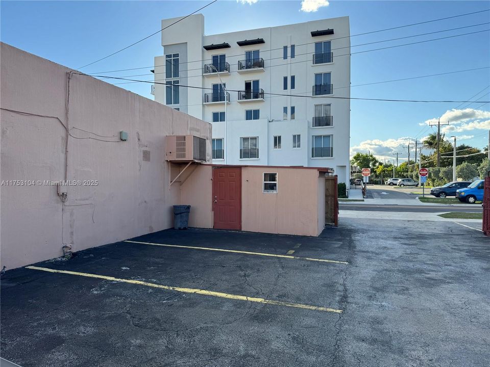 合同活跃: $2,200,000 (0 贝兹, 0 浴室, 0 平方英尺)