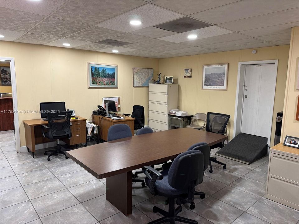 合同活跃: $2,200,000 (0 贝兹, 0 浴室, 0 平方英尺)