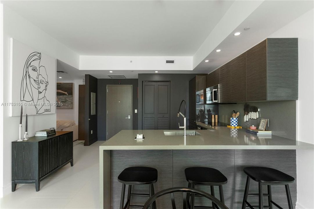 Недавно продано: $630,000 (1 спален, 1 ванн, 905 Квадратных фут)