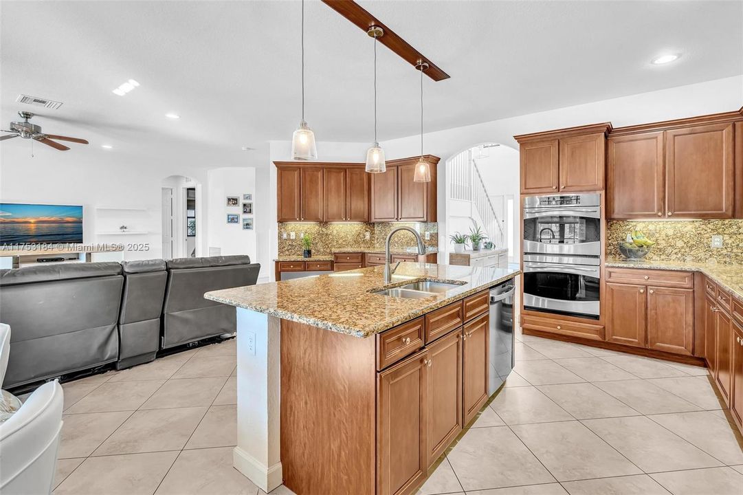 Недавно продано: $1,699,000 (5 спален, 4 ванн, 3510 Квадратных фут)