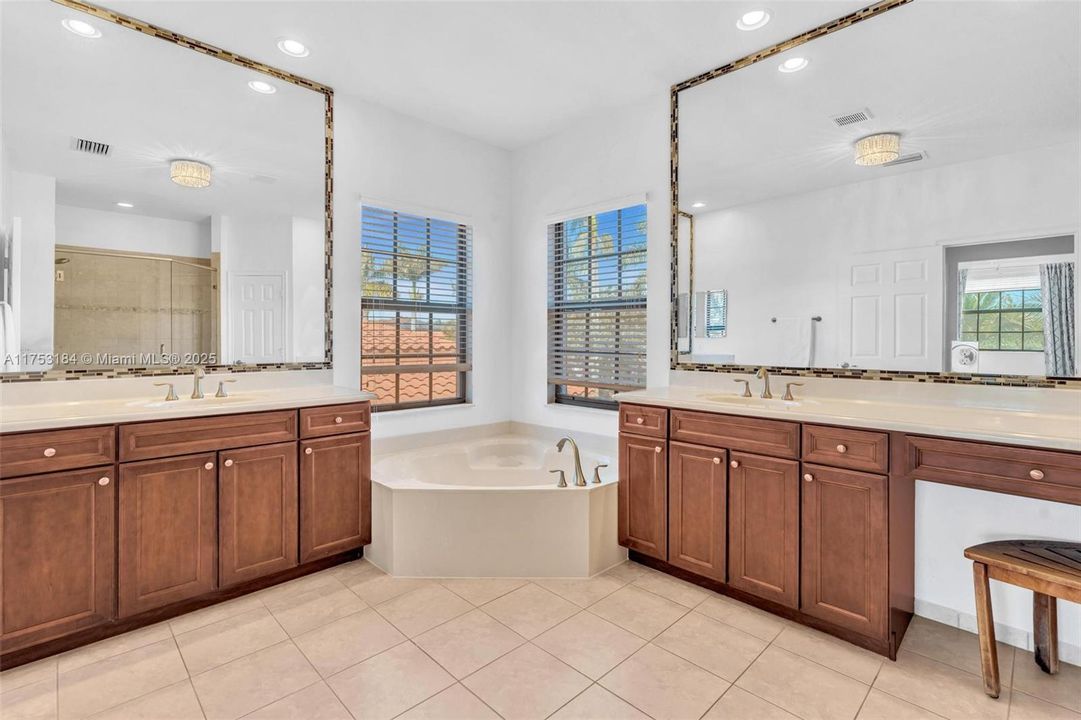 Недавно продано: $1,699,000 (5 спален, 4 ванн, 3510 Квадратных фут)