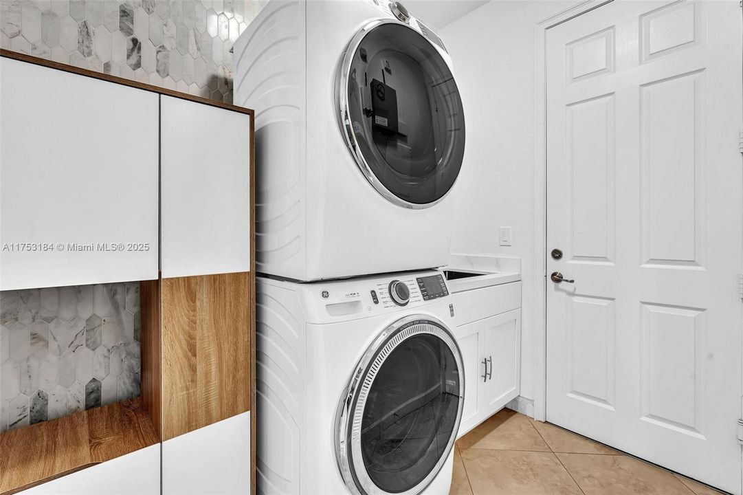 Недавно продано: $1,699,000 (5 спален, 4 ванн, 3510 Квадратных фут)