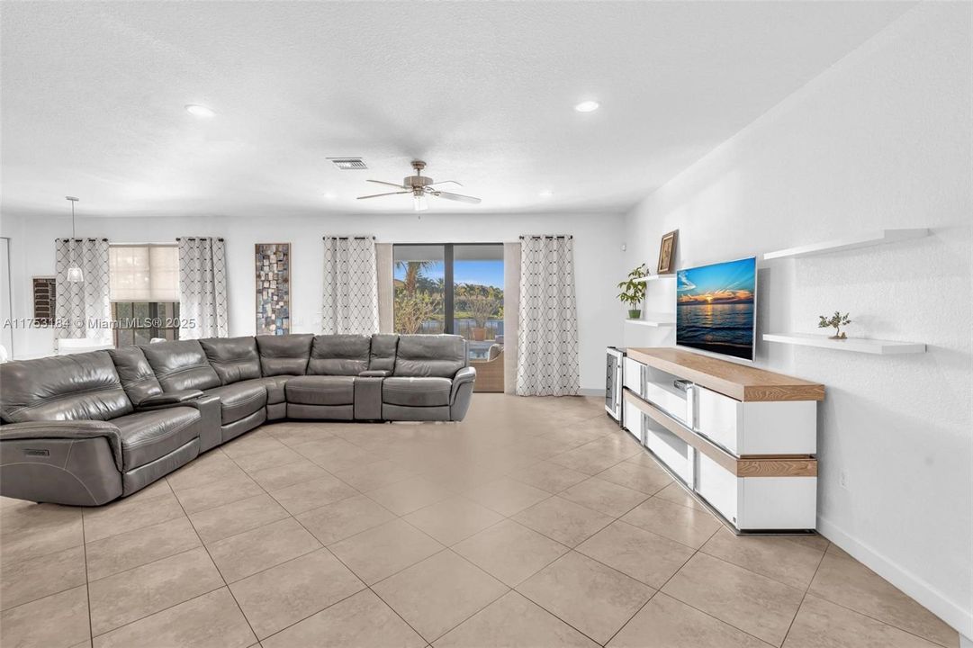 Недавно продано: $1,699,000 (5 спален, 4 ванн, 3510 Квадратных фут)