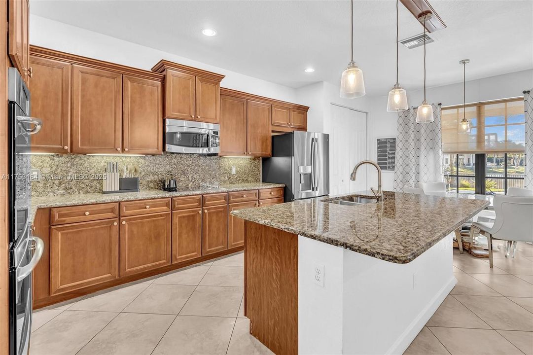 Недавно продано: $1,699,000 (5 спален, 4 ванн, 3510 Квадратных фут)