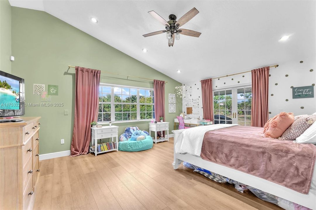 Recently Sold: $999,999 (4 beds, 3 baths, 3094 Square Feet)