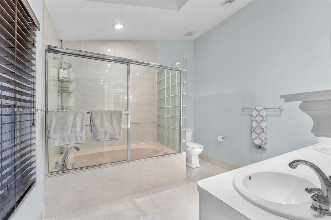 Recently Sold: $999,999 (4 beds, 3 baths, 3094 Square Feet)