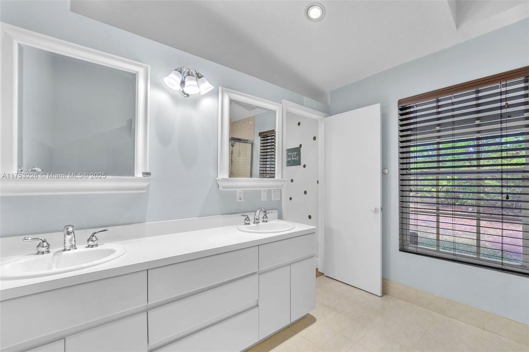 Recently Sold: $999,999 (4 beds, 3 baths, 3094 Square Feet)