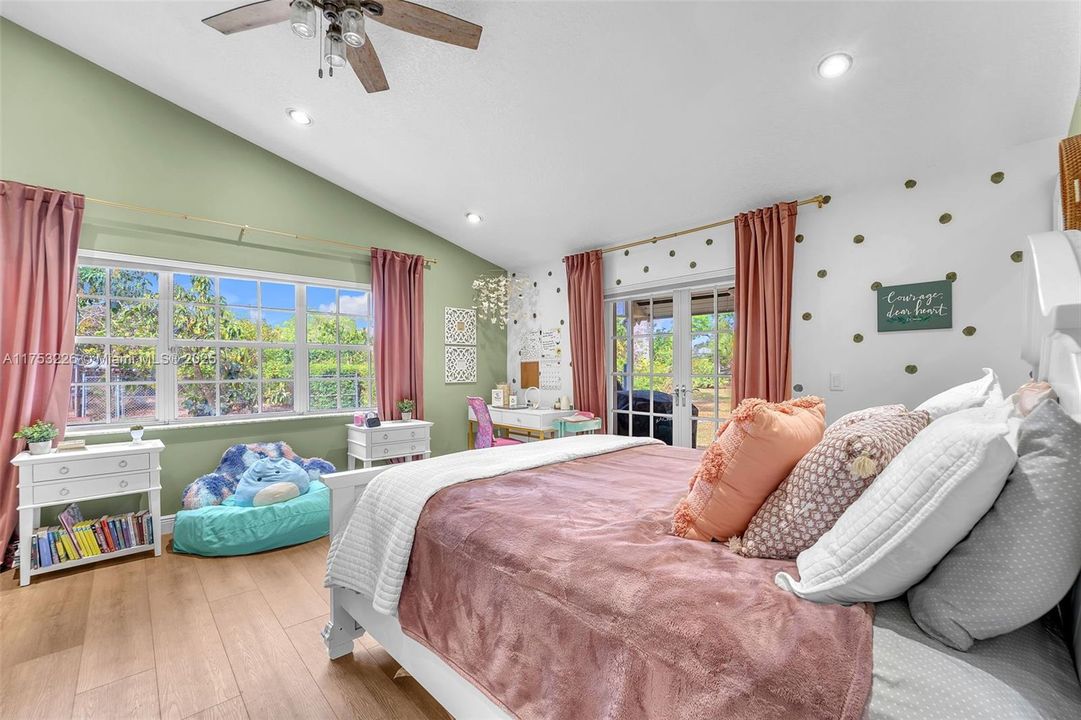 Recently Sold: $999,999 (4 beds, 3 baths, 3094 Square Feet)