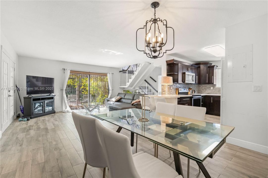 Recientemente alquilado: $3,200 (3 camas, 3 baños, 1744 Pies cuadrados)