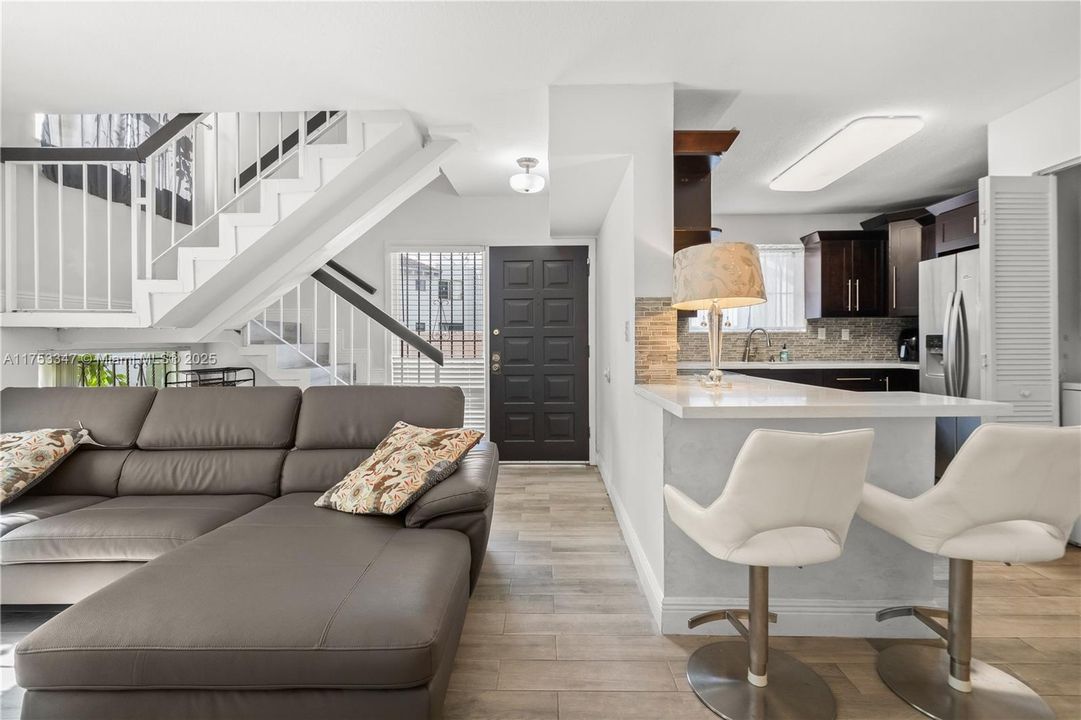 Recientemente alquilado: $3,200 (3 camas, 3 baños, 1744 Pies cuadrados)