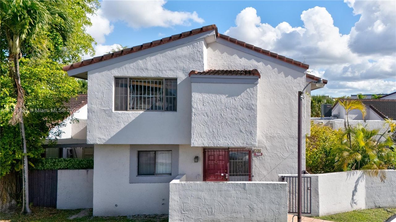 Recientemente alquilado: $3,200 (3 camas, 3 baños, 1744 Pies cuadrados)