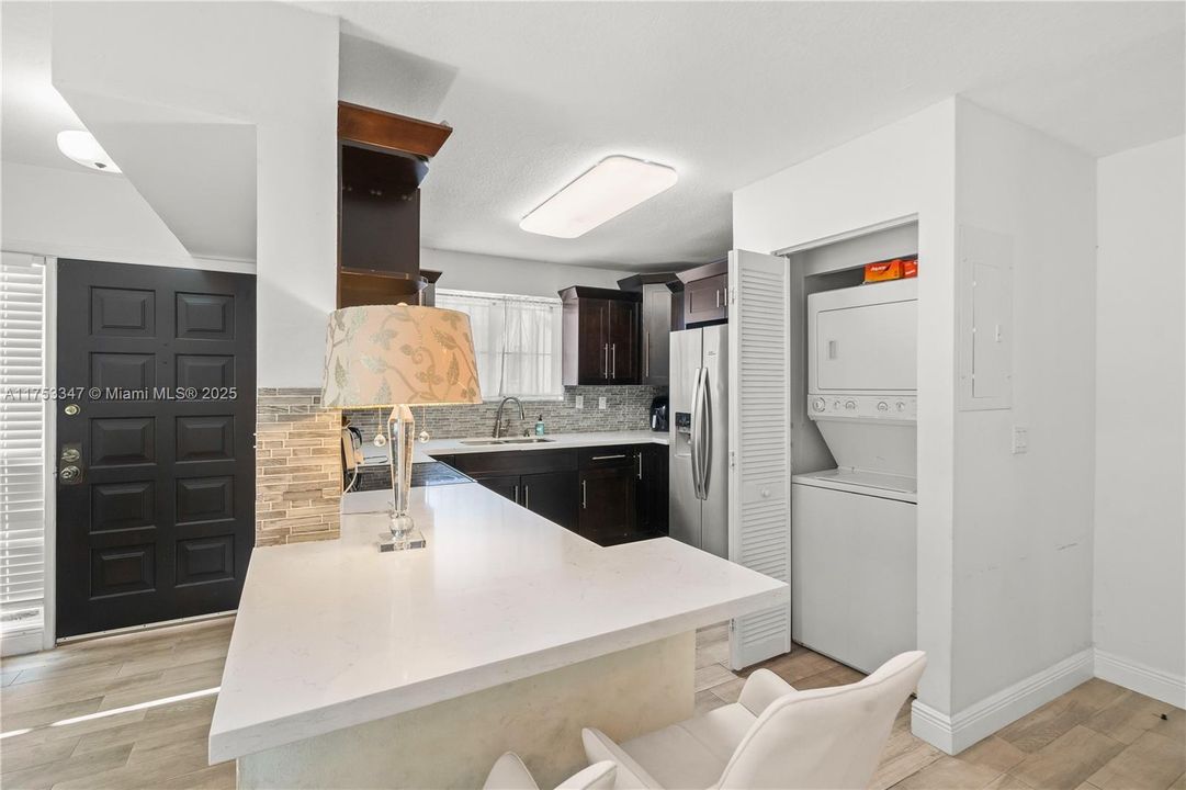 Recientemente alquilado: $3,200 (3 camas, 3 baños, 1744 Pies cuadrados)