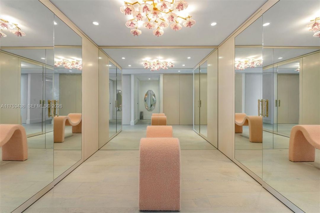 合同活跃: $10,950,000 (4 贝兹, 5 浴室, 4780 平方英尺)
