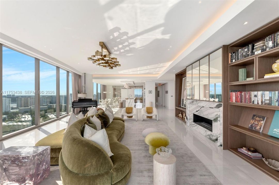 合同活跃: $10,950,000 (4 贝兹, 5 浴室, 4780 平方英尺)
