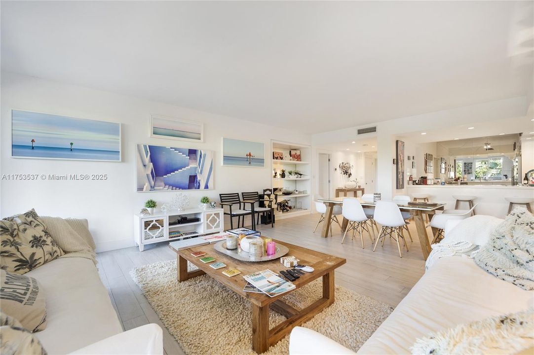 Vendido Recientemente: $1,350,000 (2 camas, 2 baños, 1715 Pies cuadrados)