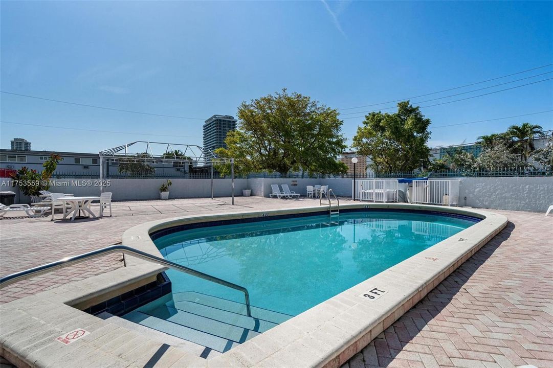For Sale: $345,000 (2 beds, 2 baths, 1069 Square Feet)