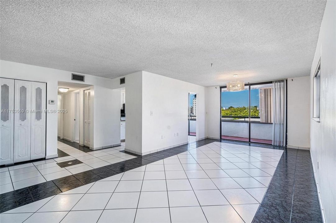 For Sale: $345,000 (2 beds, 2 baths, 1069 Square Feet)