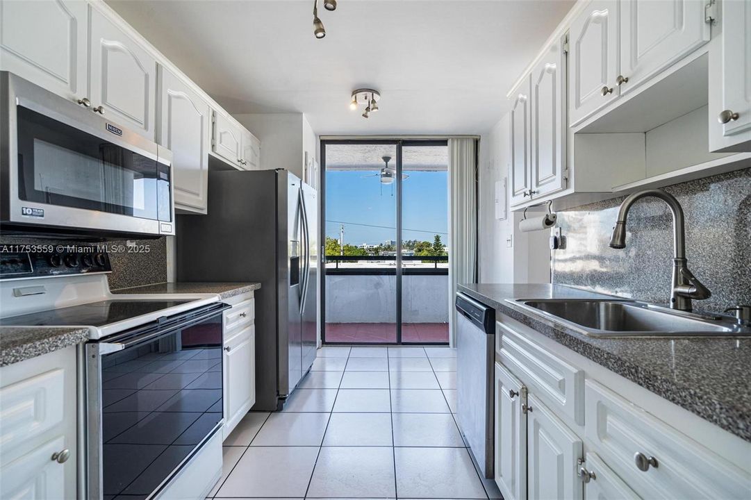For Sale: $345,000 (2 beds, 2 baths, 1069 Square Feet)