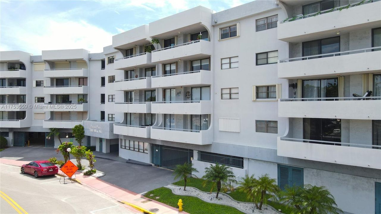 For Sale: $345,000 (2 beds, 2 baths, 1069 Square Feet)