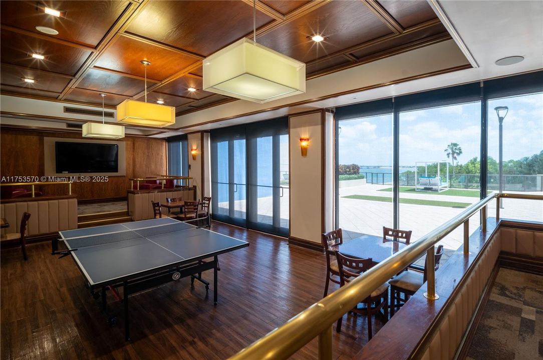 Vendido Recientemente: $1,199,000 (2 camas, 2 baños, 1895 Pies cuadrados)