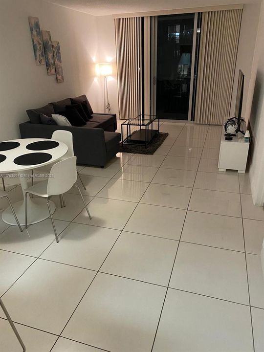 En Venta: $352,000 (1 camas, 1 baños, 825 Pies cuadrados)