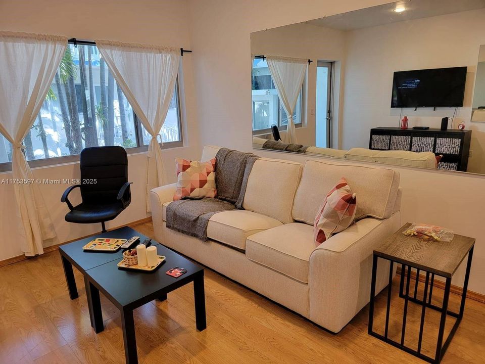 待售: $225,000 (1 贝兹, 1 浴室, 337 平方英尺)