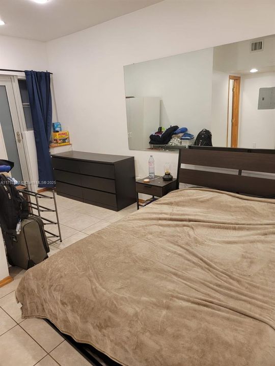 待售: $225,000 (1 贝兹, 1 浴室, 337 平方英尺)