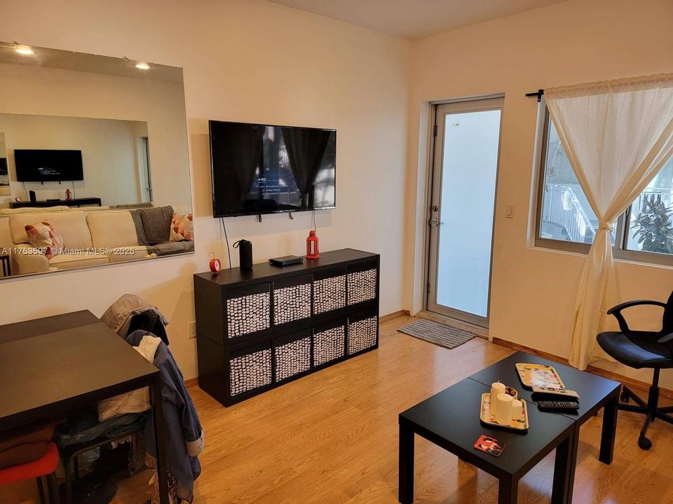 待售: $225,000 (1 贝兹, 1 浴室, 337 平方英尺)