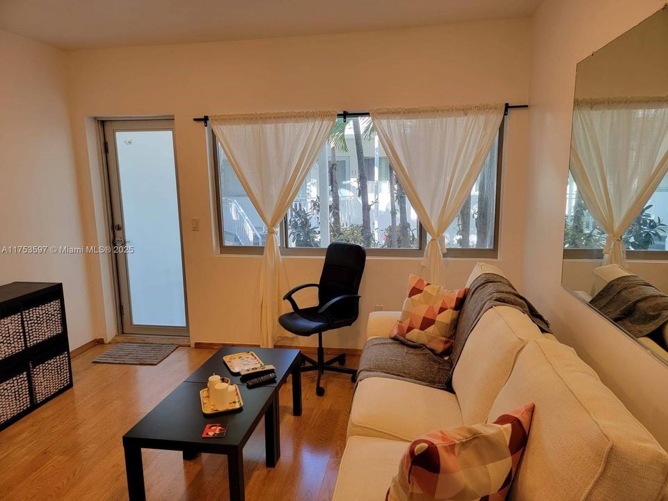 待售: $225,000 (1 贝兹, 1 浴室, 337 平方英尺)