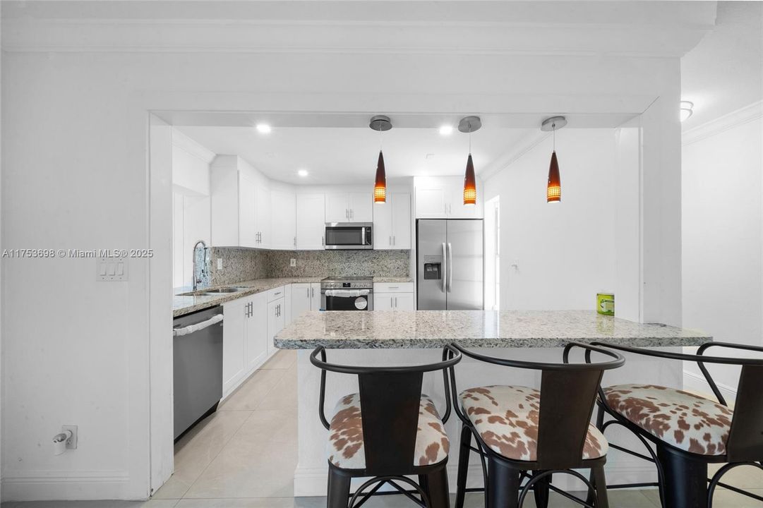 Под контрактом: $294,999 (2 спален, 2 ванн, 1240 Квадратных фут)