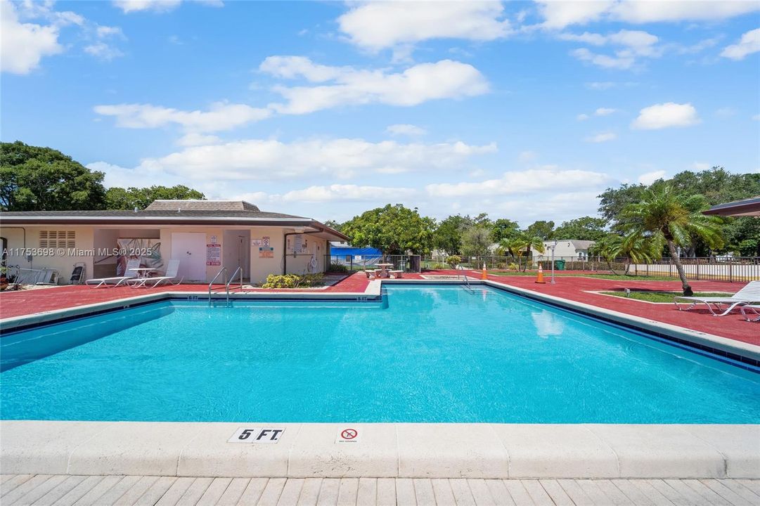 Под контрактом: $294,999 (2 спален, 2 ванн, 1240 Квадратных фут)