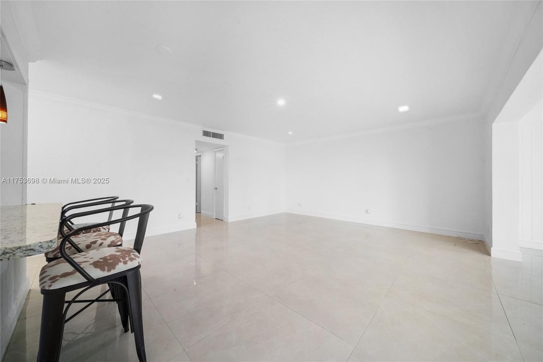 Под контрактом: $294,999 (2 спален, 2 ванн, 1240 Квадратных фут)