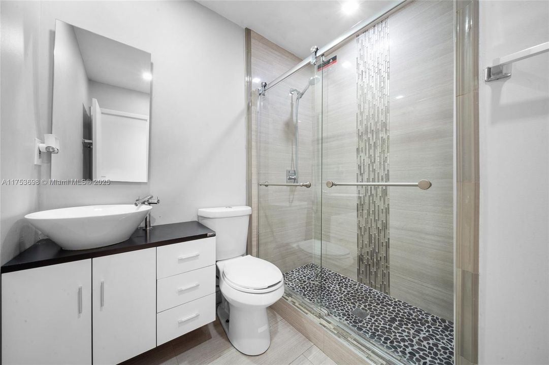 Под контрактом: $294,999 (2 спален, 2 ванн, 1240 Квадратных фут)