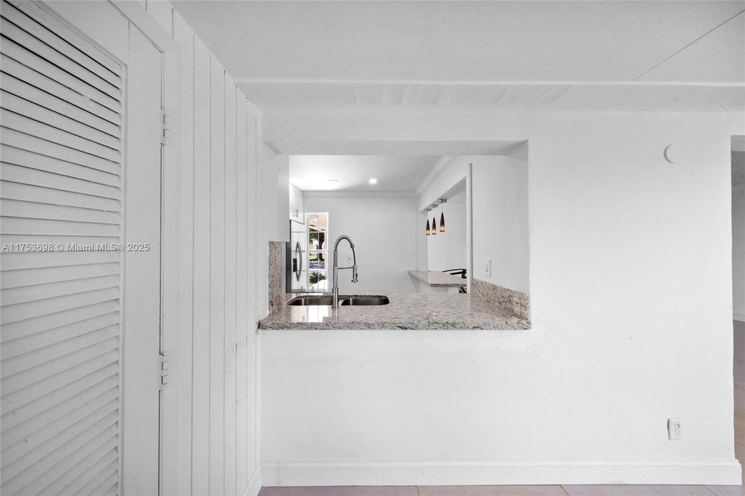 Под контрактом: $294,999 (2 спален, 2 ванн, 1240 Квадратных фут)