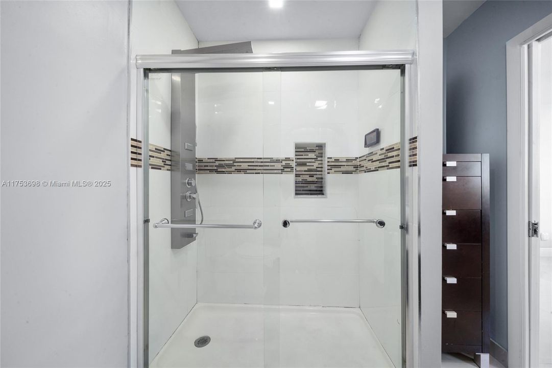 Под контрактом: $294,999 (2 спален, 2 ванн, 1240 Квадратных фут)