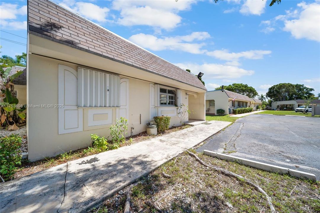 Под контрактом: $294,999 (2 спален, 2 ванн, 1240 Квадратных фут)