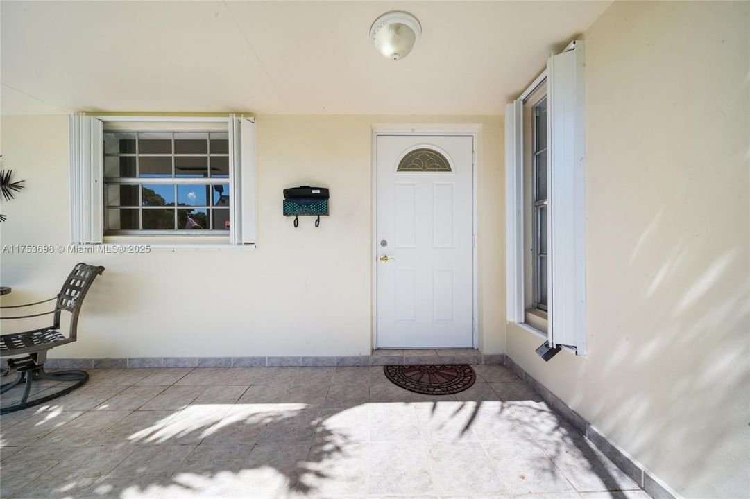 Под контрактом: $294,999 (2 спален, 2 ванн, 1240 Квадратных фут)