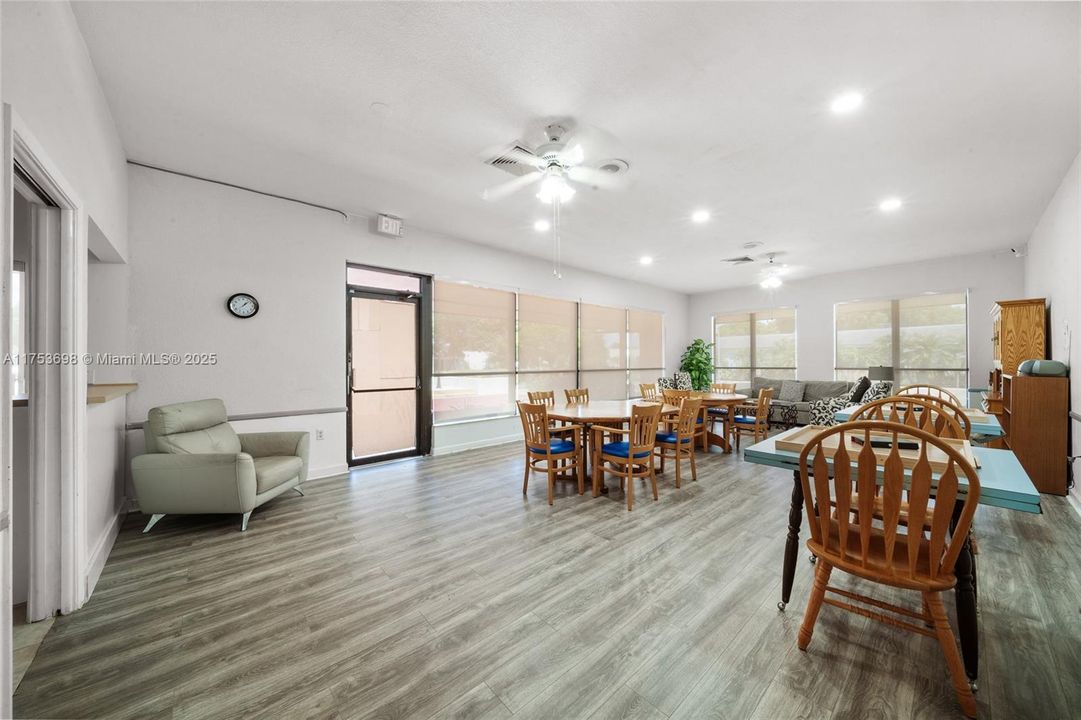 Под контрактом: $294,999 (2 спален, 2 ванн, 1240 Квадратных фут)