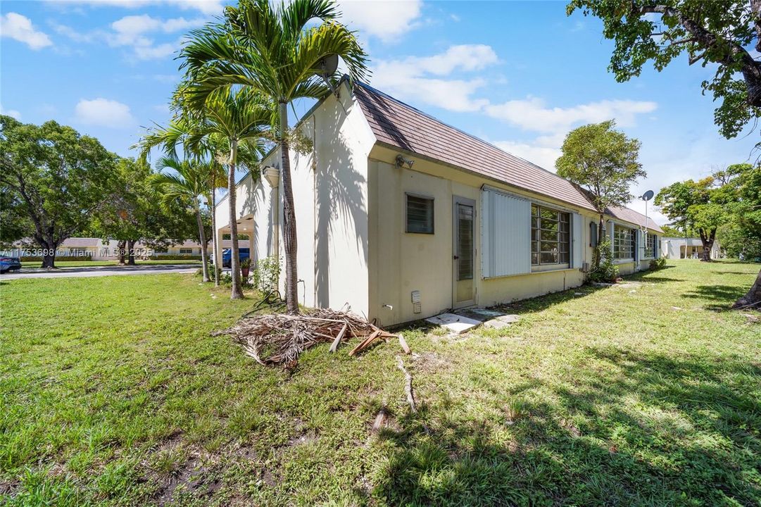 Под контрактом: $294,999 (2 спален, 2 ванн, 1240 Квадратных фут)