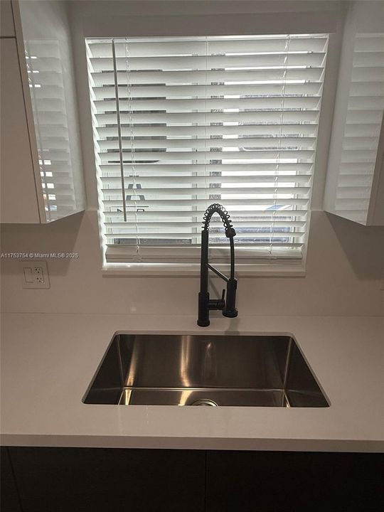 Recientemente alquilado: $4,600 (5 camas, 2 baños, 1931 Pies cuadrados)