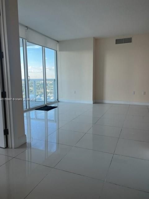 En Venta: $349,000 (2 camas, 2 baños, 948 Pies cuadrados)