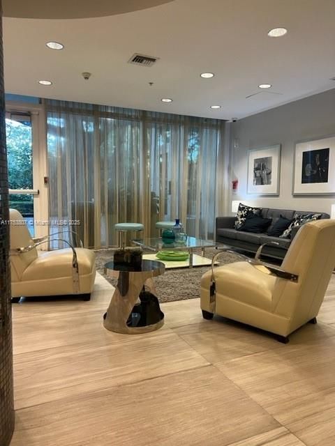 En Venta: $349,000 (2 camas, 2 baños, 948 Pies cuadrados)
