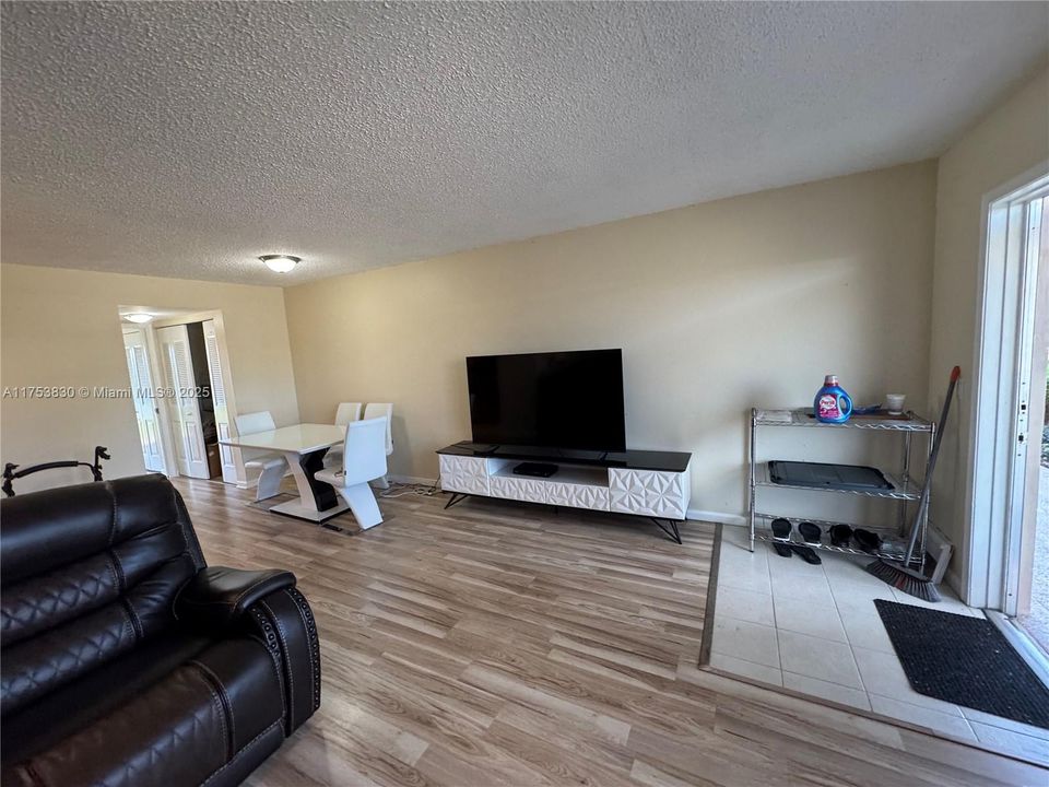 待售: $80,000 (1 贝兹, 1 浴室, 774 平方英尺)