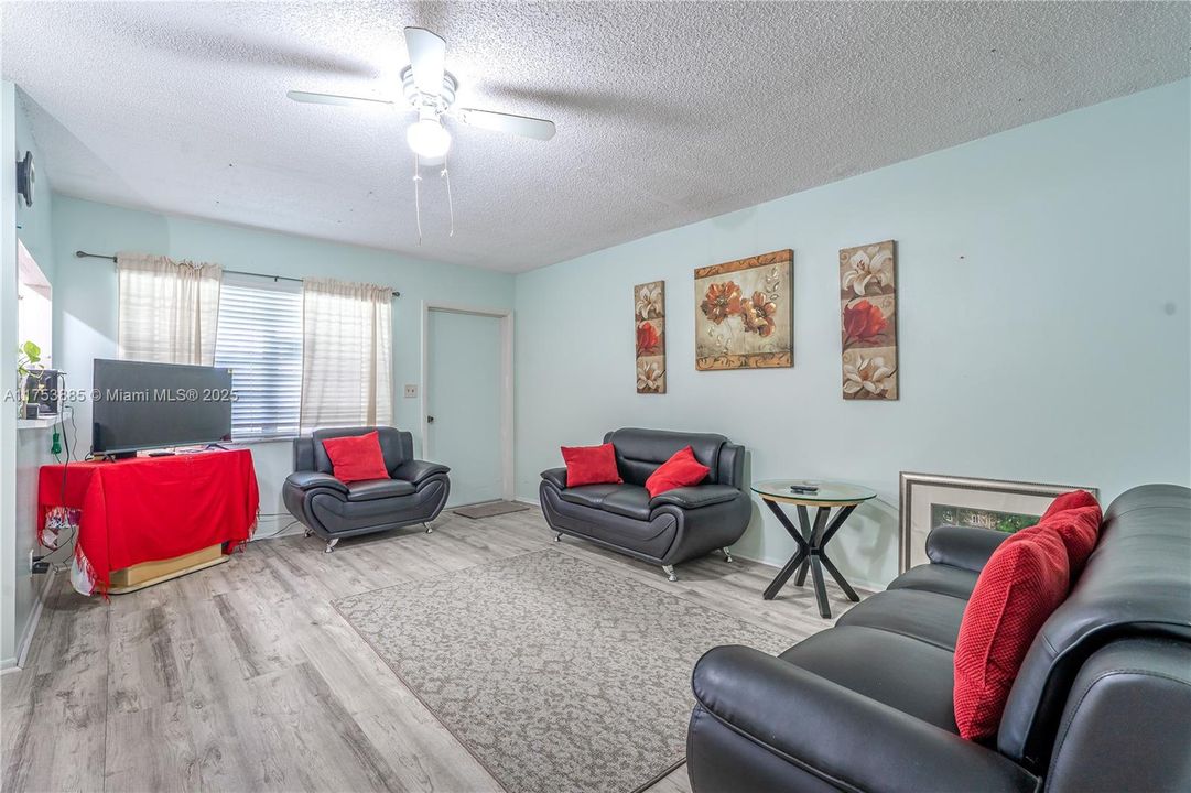 Vendido Recientemente: $109,900 (1 camas, 1 baños, 720 Pies cuadrados)