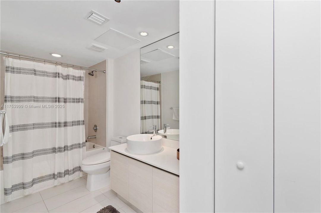 待售: $570,000 (2 贝兹, 2 浴室, 988 平方英尺)