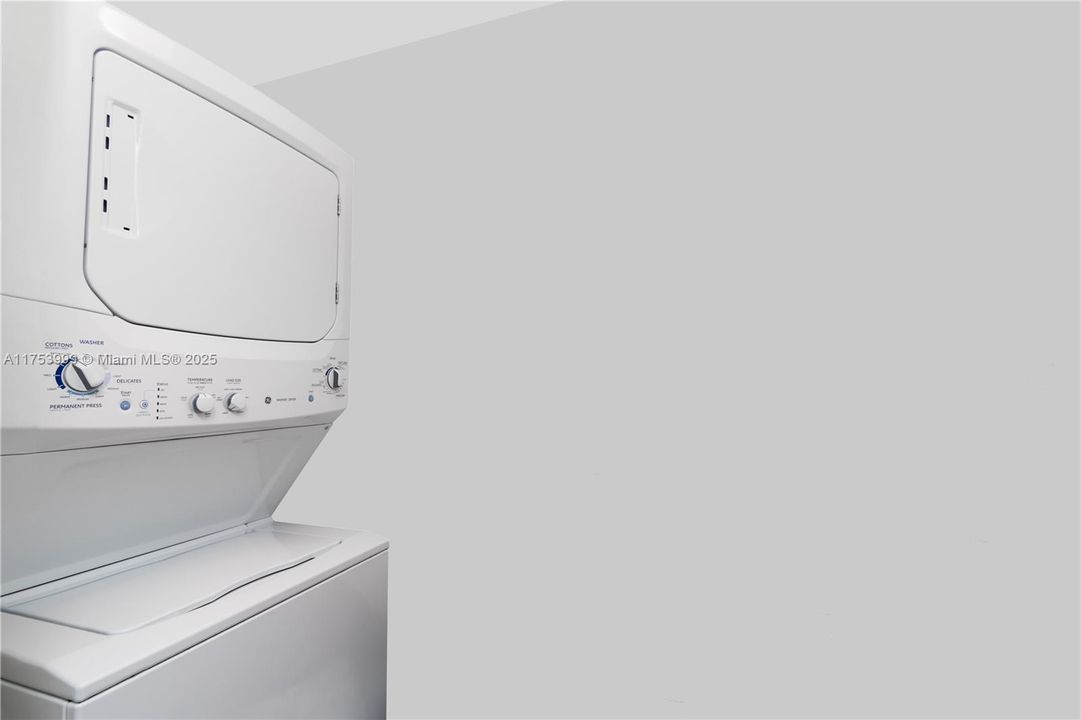 待售: $570,000 (2 贝兹, 2 浴室, 988 平方英尺)