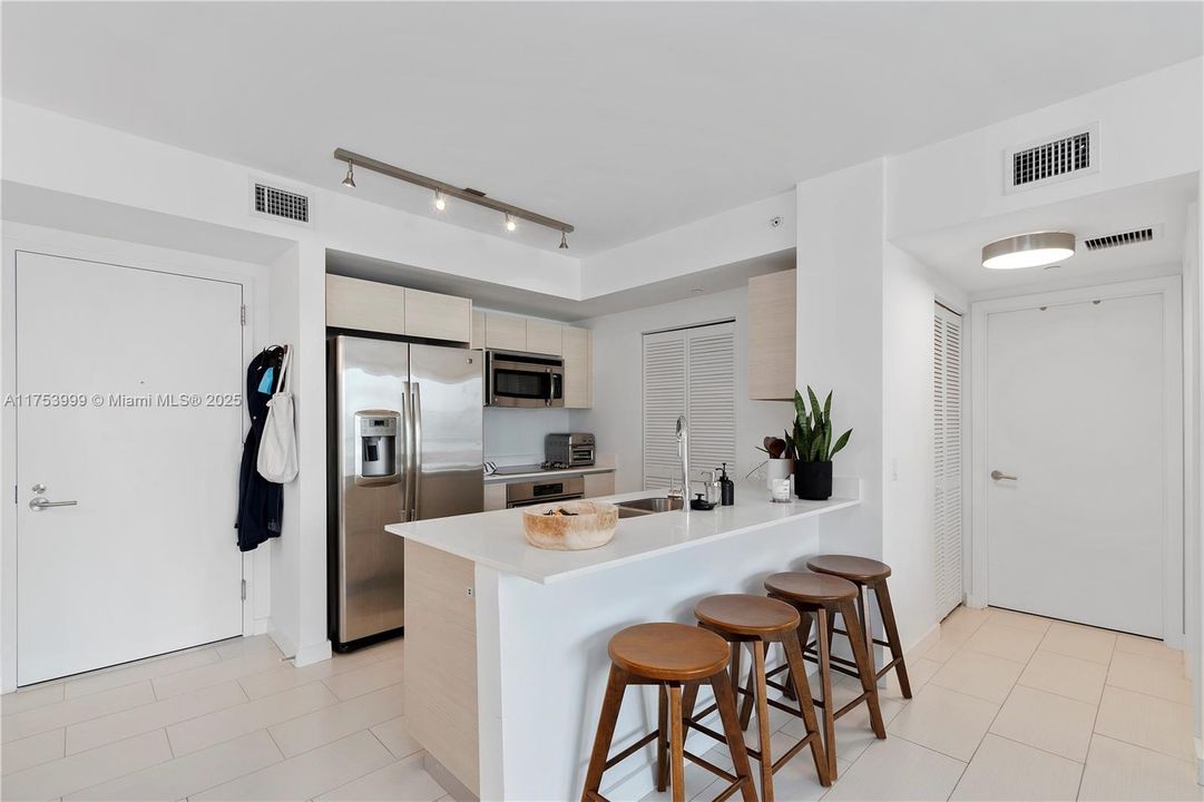 待售: $570,000 (2 贝兹, 2 浴室, 988 平方英尺)