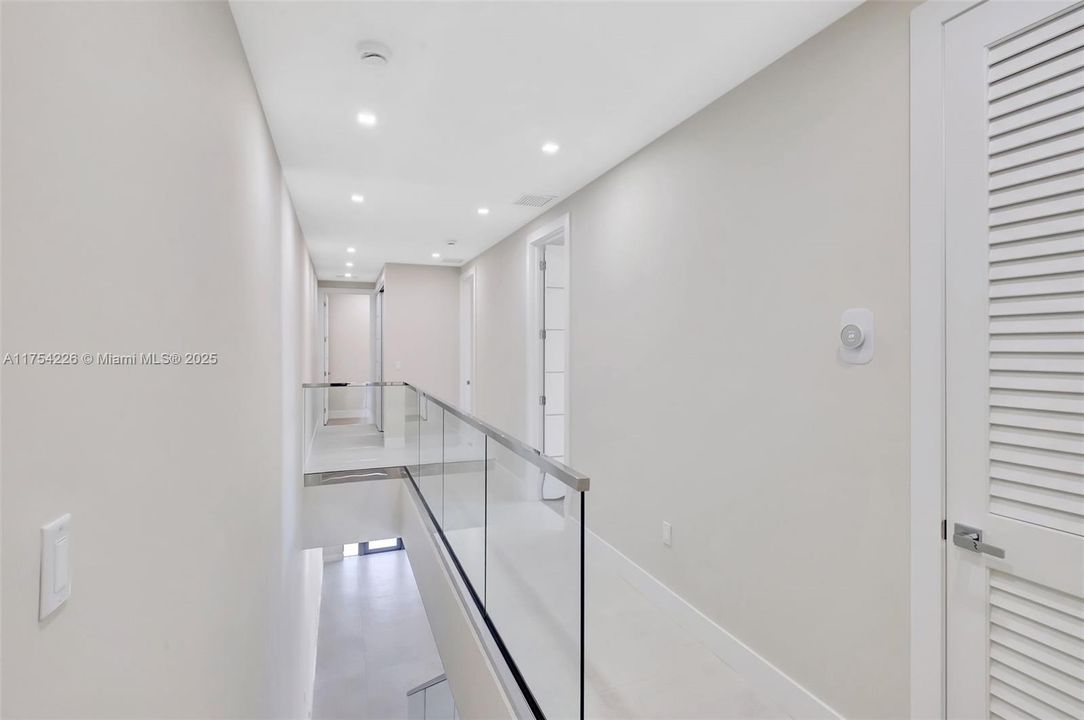 Недавно продано: $1,890,000 (4 спален, 5 ванн, 3103 Квадратных фут)