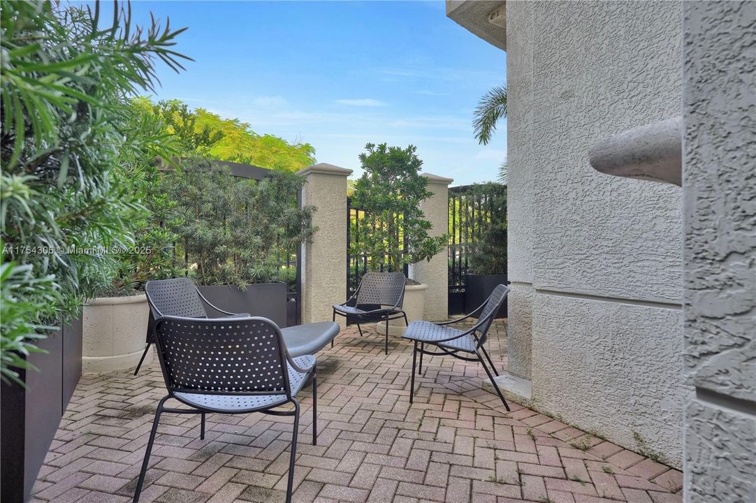 Recently Rented: $8,700 (3 beds, 3 baths, 2860 Square Feet)