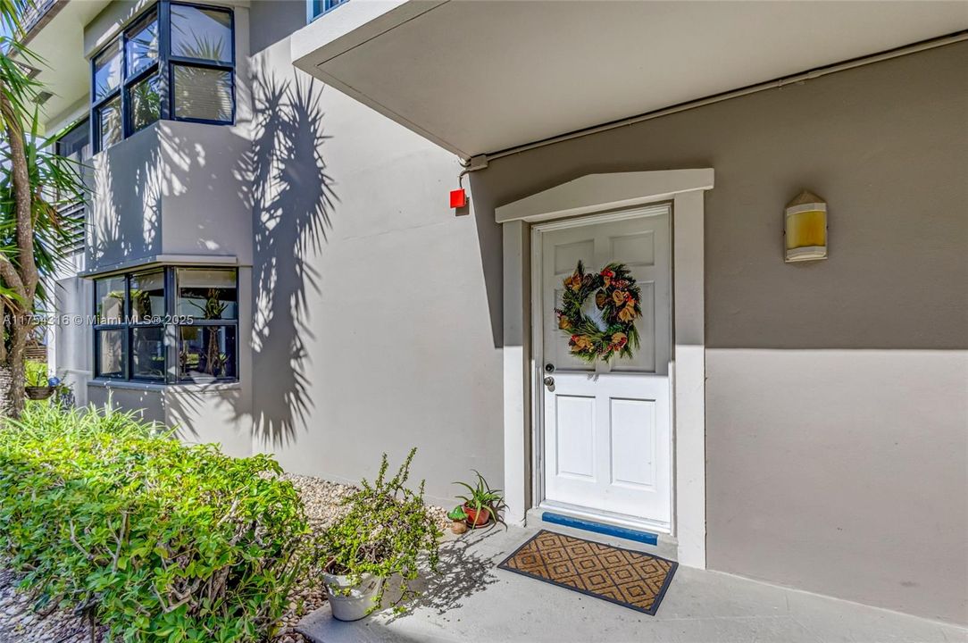 For Rent: $2,200 (2 beds, 2 baths, 1063 Square Feet)